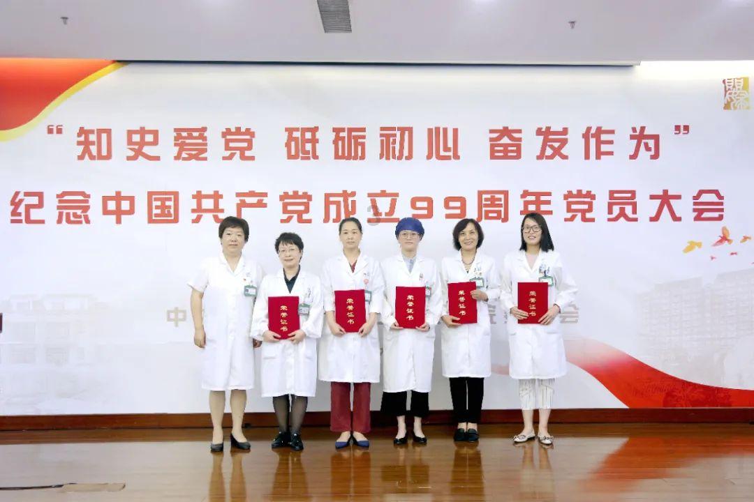 让人恶心的一幕:熟食店内老鼠狂炫烤鸭,店里卫生是否堪忧?-专业问答网站,解答你的疑问